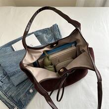 Bolso, un bolso de hombro de mujer de color café con leche mate con material de PU, un gran bolso de uso diario adecuado para mujeres y como regalo para una cita