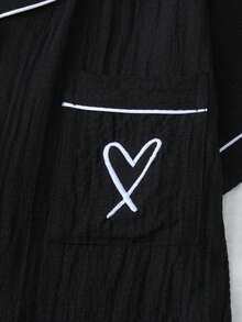 مجموعة بيجامة نسائية تتكون من 2 قطعة، ملابس علوية بأكمام قصيرة بجيب وتطريز قلب، وبنطلون ربطة عنق، لون أحادي مناسب للاستخدام المنزلي