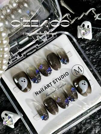 ハンドメイド、プレスオンショートネイル(10個入り) - ハロウィーンネイルアートセット、ブラックフレンチオンブレデザイン グロス仕上げ、3Dゴースト手描き、ユニークな無地デザイン、純手描きのゴーストパターン、3Dリボンメタルデコレーション - クイックネイルアートセット。かわいいスタイル、ハロウィーンコスチュームに最適。アーティスティックなネイルでルックスを一変。メイクアップ用の小さなトラベルバッグに最適。