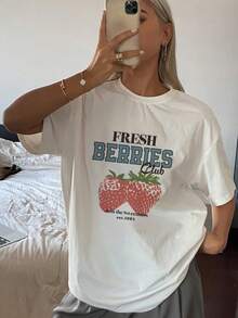 Camiseta gráfica para mujer Fresh Berry Club Estampado de fresas dulces Camiseta informal Cómoda mezcla de algodón perfecta para el verano Estilo retro ¡Únete a la dulzura desde 1984! De gran tamaño - Blanco - Ver 1