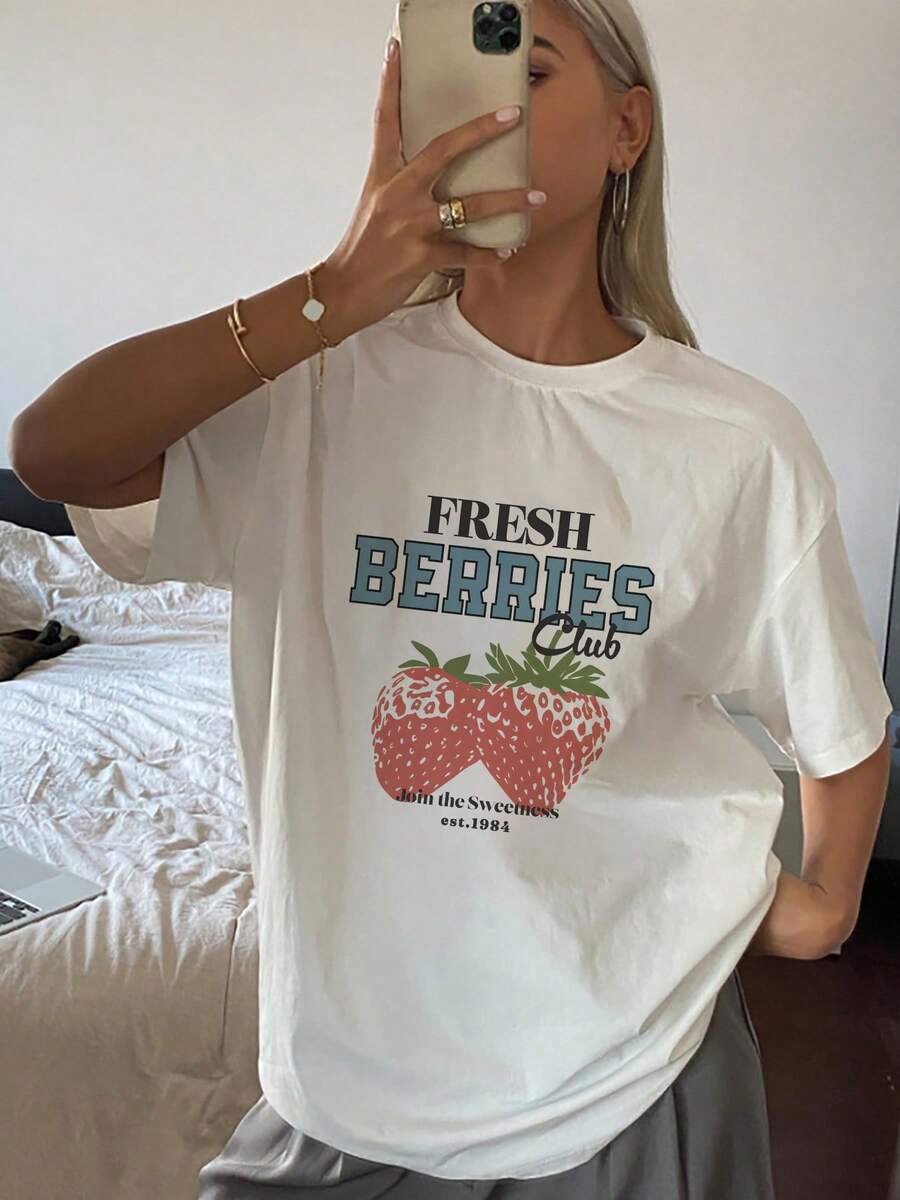 Camiseta gráfica para mujer Fresh Berry Club Estampado de fresas dulces Camiseta informal Cómoda mezcla de algodón perfecta para el verano Estilo retro ¡Únete a la dulzura desde 1984! De gran tamaño - Blanco - Ver 1