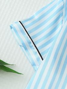 مجموعة بيجامة للنساء تتكون من 2 قطعة: ملابس علوية بأكمام قصيرة وياقة مزينة بشريط ساتان وشورت مخطط بفيونكة، ملابس منزلية صيفية