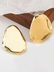 Khuyên tai hình bầu dục bất đối xứng ZAA, thiết kế tối giản và mượt mà, chất liệu hợp kim cao cấp, kiểu dáng đa năng, phù hợp cho cả đeo hàng ngày và các sự kiện trang trọng. Bề mặt kim loại có một vài vết xước nhỏ nhưng không ảnh hưởng đến việc sử dụng. - Nhiều màu - Xem 4