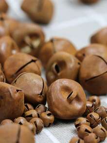 Set de 50 de clopoței de Crăciun vintage + 10 ornamente metalice în formă de stea, potrivite pentru bradul de Crăciun, meșteșuguri DIY pentru casă, decor de Crăciun pentru casă, decorațiuni suspendate cu tematică vintage de Crăciun, decorațiuni de Crăciun pentru interior și exterior, decor de cameră de iarnă