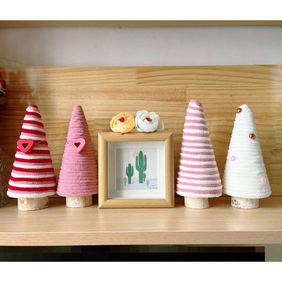 1 szt. ręcznie robionych, dzierganych choinek w kształcie stożka z serduszkami – funkcjonalne, sezonowe akcenty w domu, idealne na stolik nocny w sypialni, narożnik salonu, a także jako dekoracja kominka, która przyniesie radość Bożego Narodzenia