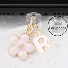 Dop de praf pentru port de încărcare telefon 2 în 1 cu sakura roz + 26 de litere, accesoriu rafinat cu pandantiv din aliaj, proaspăt, dulce și drăguț, decor pentru port de încărcare pentru smartphone, tabletă, căști Kindle, dop transparent anti-praf din silicon, potrivit ca un mic cadou, port de încărcare telefon impermeabil și anti-umezeală, compatibil cu iPhone Lightning/Type-C, protejează ferm portul de încărcare, design drăguț