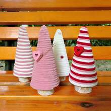 1 szt. ręcznie robionych, dzierganych choinek w kształcie stożka z serduszkami – funkcjonalne, sezonowe akcenty w domu, idealne na stolik nocny w sypialni, narożnik salonu, a także jako dekoracja kominka, która przyniesie radość Bożego Narodzenia