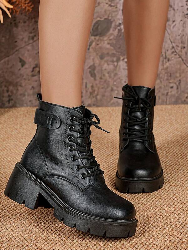 زوج من الأحذية الكاحلية ذات الكعب السميك والرباط باللون الأسود، سهلة الارتداء، ذات نعل سميك خفيف الوزن، بوت نسائية متعددة الاستخدامات باللونين الأسود والبيج