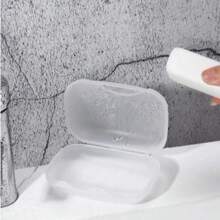 Una caja de jabón portátil e impermeable con 4 colores a elegir: negro, transparente, azul y rosa. Cuenta con una tapa sellada para almacenar jabón en el baño y es adecuada para usar en el baño, la decoración del hogar, la decoración de otoño, hoteles, la temporada de regreso a la escuela, campamentos, gimnasios, viajes, regalos de Navidad y Halloween.