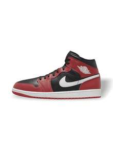Nike Air Jordan 1 Mid 男士经典运动鞋，中帮支撑，厚底缓震，防滑皮革鞋面，撞色设计，适合室内运动、健身房、步行和街头风格，黑色、健身红、白色。 - 黑/白-健身紅 - 查看 1