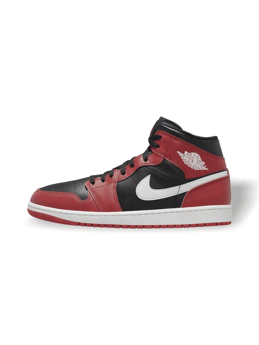 Nike Air Jordan 1 Mid 男士经典运动鞋，中帮支撑，厚底缓震，防滑皮革鞋面，撞色设计，适合室内运动、健身房、步行和街头风格，黑色、健身红、白色。 - 黑/白-健身紅 - 查看 1