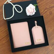 Bộ quà tặng gồm ví đựng hộ chiếu và thẻ hành lý bằng da PU Saffiano khắc chữ theo yêu cầu, dành cho cả nam và nữ, kèm hộp quà, phụ kiện du lịch, và ví đựng hộ chiếu và thẻ hành lý khắc chữ theo yêu cầu dành cho nữ. - Hồng - Xem 6