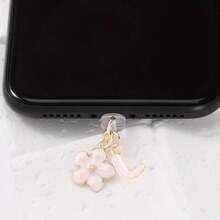 Dop de praf pentru port de încărcare telefon 2 în 1 cu sakura roz + 26 de litere, accesoriu rafinat cu pandantiv din aliaj, proaspăt, dulce și drăguț, decor pentru port de încărcare pentru smartphone, tabletă, căști Kindle, dop transparent anti-praf din silicon, potrivit ca un mic cadou, port de încărcare telefon impermeabil și anti-umezeală, compatibil cu iPhone Lightning/Type-C, protejează ferm portul de încărcare, design drăguț