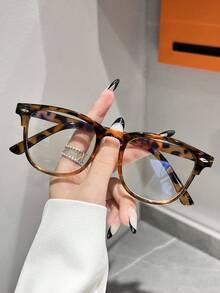 Leopard Print Flat Mirror Helps You Unlock Versatile Styles! The Wild Leopard Print Pattern Collides With The Simple And Atmospheric Frame, With A Personality That Is Not Flashy. Wearing It During Work Commuting Can Add A Touch Of Aura To The Overall Look, And Wearing It On Dates Can Add Unique Charm. A Pair Of Glasses Can Allow You To Play With Multiple Styles And Easily Cope With Different Situations - 玳瑁色 - 查看 4