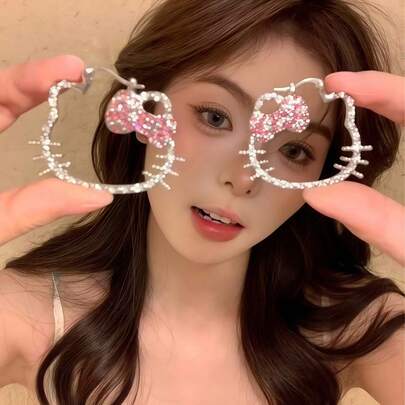 Sanrio 1 par de pendientes de plata de Hello Kitty, pendientes de aro grandes con diamantes brillantes, pendientes de aro grandes con circonita cúbica brillante de KT Cat, pendientes colgantes de dibujos animados lindos, regalos retro adecuados para mujeres, decoraciones de Halloween y el regalo perfecto para tu hija o novia.