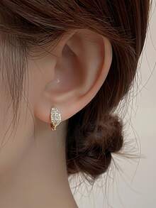 1 Pair Elegant Golden Leaf-Shaped Hoop Earrings With Sparkling Synthetic Synthetic Zirconia Stones, Lightweight Delicate Design For Women, Versatile For Daily Wear & Parties, Year-Round Jewelry Accessories, Cute Earrings, Party Accessories - Gold - View 3