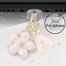 Dop de praf pentru port de încărcare telefon 2 în 1 cu sakura roz + 26 de litere, accesoriu rafinat cu pandantiv din aliaj, proaspăt, dulce și drăguț, decor pentru port de încărcare pentru smartphone, tabletă, căști Kindle, dop transparent anti-praf din silicon, potrivit ca un mic cadou, port de încărcare telefon impermeabil și anti-umezeală, compatibil cu iPhone Lightning/Type-C, protejează ferm portul de încărcare, design drăguț