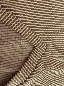 Damska bluzka z dzianiny prążkowanej z dekoltem w serek i długim rękawem, średnio elastyczna, o standardowej długości, na co dzień