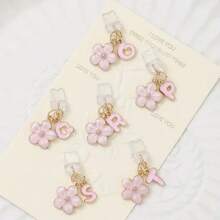 Dop de praf pentru port de încărcare telefon 2 în 1 cu sakura roz + 26 de litere, accesoriu rafinat cu pandantiv din aliaj, proaspăt, dulce și drăguț, decor pentru port de încărcare pentru smartphone, tabletă, căști Kindle, dop transparent anti-praf din silicon, potrivit ca un mic cadou, port de încărcare telefon impermeabil și anti-umezeală, compatibil cu iPhone Lightning/Type-C, protejează ferm portul de încărcare, design drăguț