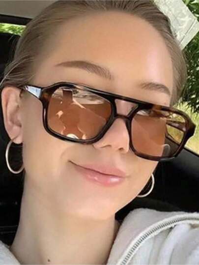 一副复古飞行员时尚眼镜，豹纹印花，波西米亚风格，适合家庭出游、旅行、度假、运动、驾驶、海滩、电子音乐节、户外活动、夏季配饰、高尔夫、徒步旅行、优雅装扮、街头服饰、运动、派对、钓鱼、户外活动、防晒、假日佩戴。