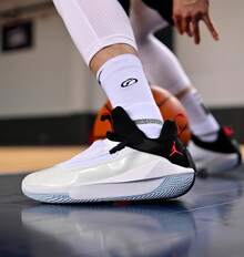 Nike 男款Jordan Jumpman Hustle PF 舒適百搭 輕便避震 低筒籃球鞋 - 黑與白 - 查看 2