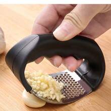11cm Garlic Potato Vegetable Crusher Stainless Steel Manual Practical Multipurpose Universal Black Handle - Negro y plata - Ver 4