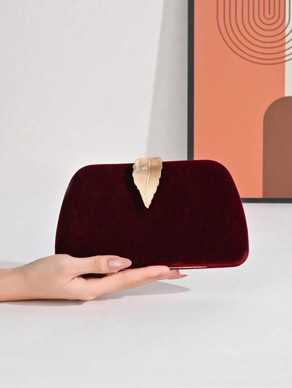 Una piccola borsa a mano per una cena di gala di una socialite europea e americana con foglie d'acero, da abbinare a un abito da sera cheongsam da donna. Una borsa a tracolla per il look da cerimonia di damigelle, banchetti e feste annuali.