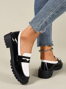 Mocasines de suela gruesa para mujer, zapatos de cuero casual de patchwork negro y blanco, elegantes planos para uso diario, primavera y otoño - Blanco y negro 3 - Ver 4