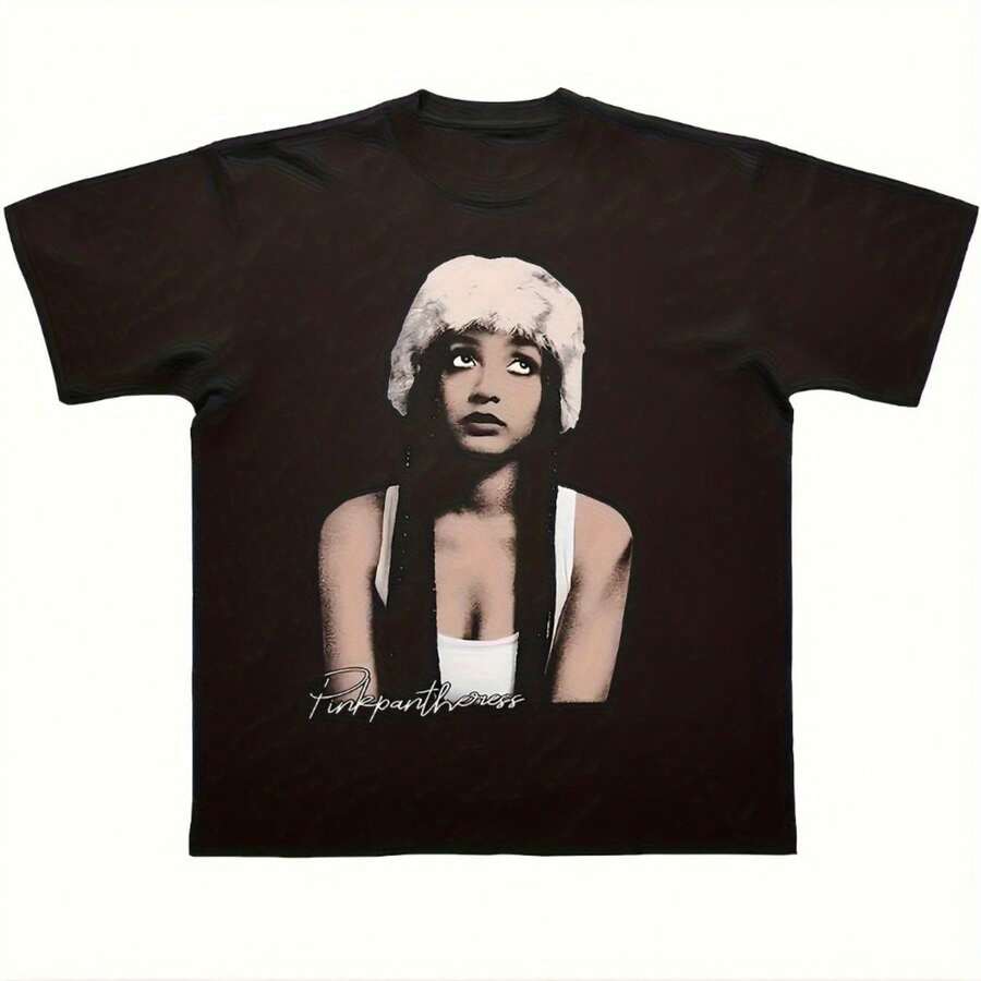 Street Fashion Women's PinkPantheress Portrait Graphic Tee - Minimalist Monochrome Artist T-Shirt, Black Background Casual Everyday Shirt For Music Fans & Cool Girls - Ideal Birthday Christmas Gift, Rock And Roll T Shirts, Holiday Gift Apparel, Modern Artistic Vibe, Heat Transfer Print - 黑色 - 查看 1