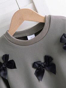 年轻女孩休闲通勤圆领蝴蝶结卫衣搭配优雅纯色蛋糕裙2件套，适合上学、日常穿着、户外、通勤、度假、摄影