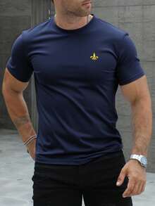 Playera básica para hombre con detalle bordado en el pecho | playera básica hombre  playera con detalle bordado  camiseta casual hombre  playera minimalista  ropa casual hombre  playera con diseño discreto  playera cómoda ligera  playera moderna hombre  outfit casual hombre  playera estilo urbano - Azul Marino - Ver 1