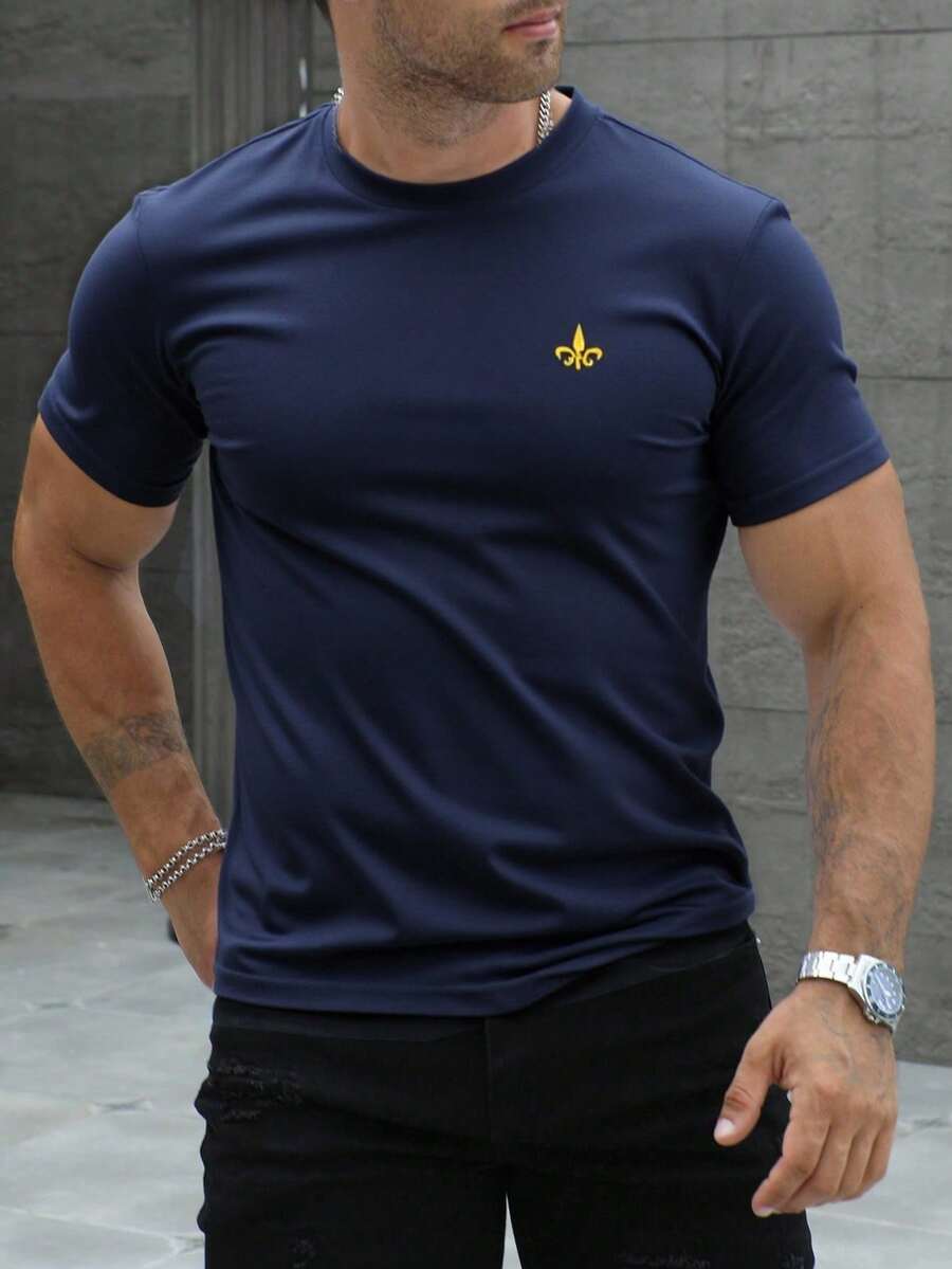 Playera básica para hombre con detalle bordado en el pecho | playera básica hombre  playera con detalle bordado  camiseta casual hombre  playera minimalista  ropa casual hombre  playera con diseño discreto  playera cómoda ligera  playera moderna hombre  outfit casual hombre  playera estilo urbano - Azul Marino - Ver 1