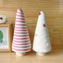 1 szt. ręcznie robionych, dzierganych choinek w kształcie stożka z serduszkami – funkcjonalne, sezonowe akcenty w domu, idealne na stolik nocny w sypialni, narożnik salonu, a także jako dekoracja kominka, która przyniesie radość Bożego Narodzenia