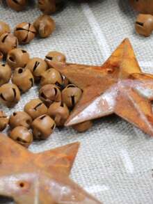 Set de 50 de clopoței de Crăciun vintage + 10 ornamente metalice în formă de stea, potrivite pentru bradul de Crăciun, meșteșuguri DIY pentru casă, decor de Crăciun pentru casă, decorațiuni suspendate cu tematică vintage de Crăciun, decorațiuni de Crăciun pentru interior și exterior, decor de cameră de iarnă