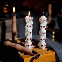 1-4 pièces - Collection de bougies parfumées en cire de soja aux designs de crâne, citrouille et main de squelette, chacune avec son propre emballage en boîte coordonné en couleur. Bougies créatives disponibles en plusieurs parfums. Parfait pour la décoration intérieure et les centres de table. Un choix de cadeau idéal pour les amis et la famille.