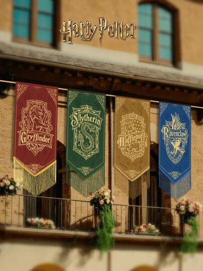 Harry Potter 1 pezzo Bandiera vintage con stemma, Grifondoro, Serpeverde, Corvonero e Tassorosso, quattro stemmi delle case di Hogwarts con nappe, decorazioni per feste di compleanno, decorazioni da parete per il mondo magico, per decorazioni di feste di Natale, decorazioni per vacanze, accessori per allestimenti natalizi, per casa e ufficio [Licenza ufficiale]