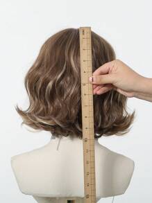 10英寸亚麻棕色短款波浪卷发合成耐热假发，带刘海，适合日常佩戴、派对和角色扮演 - 間色 - 查看 6