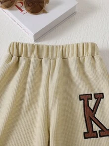 Set da 2 pezzi per bimbi in autunno, outfit da ragazzo con top a maniche lunghe a scollo a V a contrasto di colore con ricamo lettera K e pantaloni casual con risvolto, adatto per uso quotidiano, scuola, attività all'aperto