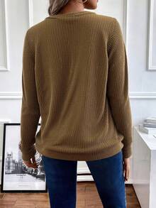 Damska bluzka z dzianiny prążkowanej z dekoltem w serek i długim rękawem, średnio elastyczna, o standardowej długości, na co dzień