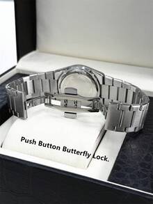 Montre d'affaires charmante pour hommes PABLO RAEZ d'origine. Montre de luxe de marque vintage. Accessoires d'été et de plage, bijoux. Bracelet en acier inoxydable. Boîtier en acier non terni de couleur argent et noir. Aiguilles luminescentes. Résistante à l'eau jusqu'à 50 m. Affichage simple du calendrier et de la semaine. Cadran avec chiffres romains et graduation. Cadeau de mariage