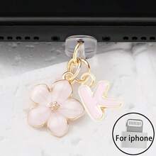 Dop de praf pentru port de încărcare telefon 2 în 1 cu sakura roz + 26 de litere, accesoriu rafinat cu pandantiv din aliaj, proaspăt, dulce și drăguț, decor pentru port de încărcare pentru smartphone, tabletă, căști Kindle, dop transparent anti-praf din silicon, potrivit ca un mic cadou, port de încărcare telefon impermeabil și anti-umezeală, compatibil cu iPhone Lightning/Type-C, protejează ferm portul de încărcare, design drăguț
