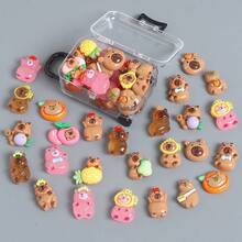 Juego de 31 piezas [30 Capibara mixtos 1 maleta] Adornos coloridos y divertidos de Capibara de dibujos animados brillan en la oscuridad, accesorios de fantasía de animales de dibujos animados, colgantes, fundas de teléfono, accesorios para el cabello, aretes, llaveros, accesorios de resina