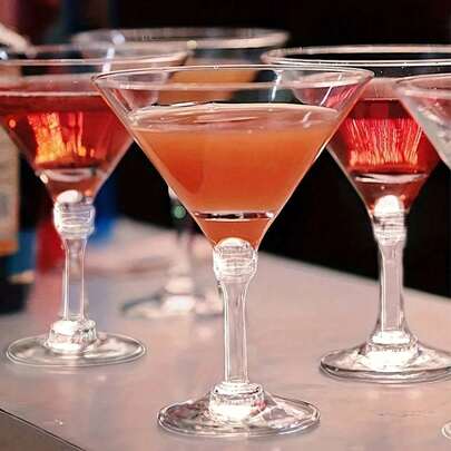 5盎司优雅塑料马提尼杯 - 完美适用于鸡尾酒、香槟和甜点 - 可重复使用，派对杯，适合婚礼、情人节等场合