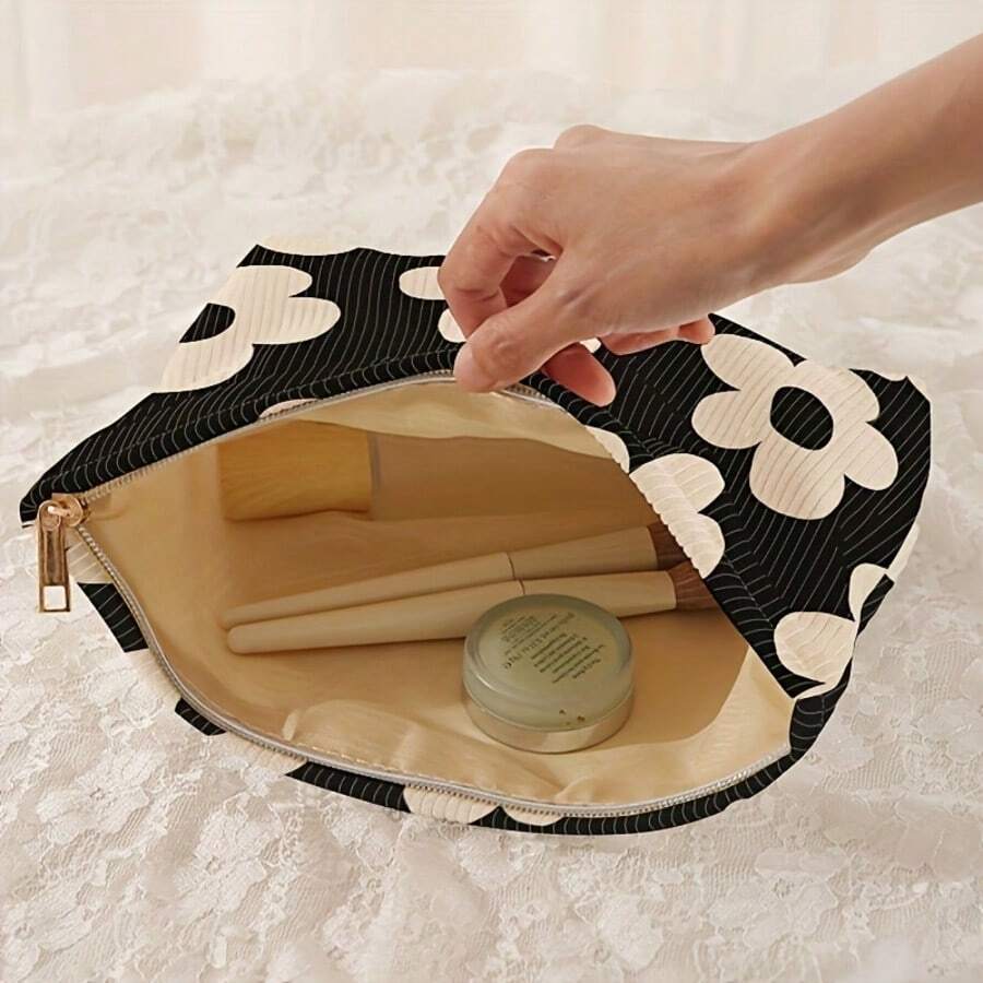 Black And White Floral Print Polyester Cosmetic Bag, Large Travel Bag For Women, Lightweight And Breathable, With Zippered Interior. Cute Zippered Cosmetic Bag That Can Be Used As A Wallet Or Storage Bag.