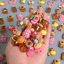 Juego de 31 piezas [30 Capibara mixtos 1 maleta] Adornos coloridos y divertidos de Capibara de dibujos animados brillan en la oscuridad, accesorios de fantasía de animales de dibujos animados, colgantes, fundas de teléfono, accesorios para el cabello, aretes, llaveros, accesorios de resina