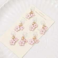 Dop de praf pentru port de încărcare telefon 2 în 1 cu sakura roz + 26 de litere, accesoriu rafinat cu pandantiv din aliaj, proaspăt, dulce și drăguț, decor pentru port de încărcare pentru smartphone, tabletă, căști Kindle, dop transparent anti-praf din silicon, potrivit ca un mic cadou, port de încărcare telefon impermeabil și anti-umezeală, compatibil cu iPhone Lightning/Type-C, protejează ferm portul de încărcare, design drăguț