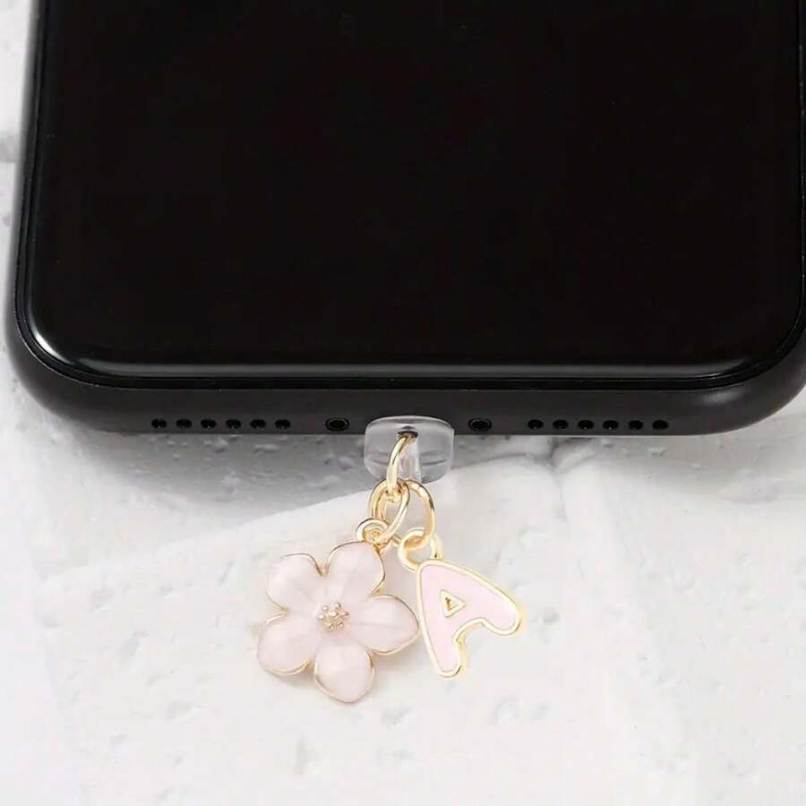 Dop de praf pentru port de încărcare telefon 2 în 1 cu sakura roz + 26 de litere, accesoriu rafinat cu pandantiv din aliaj, proaspăt, dulce și drăguț, decor pentru port de încărcare pentru smartphone, tabletă, căști Kindle, dop transparent anti-praf din silicon, potrivit ca un mic cadou, port de încărcare telefon impermeabil și anti-umezeală, compatibil cu iPhone Lightning/Type-C, protejează ferm portul de încărcare, design drăguț