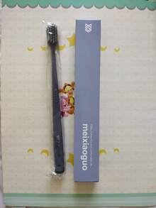 这款优质便携式独立包装的日常必备牙刷，采用柔软刷毛，适合家庭使用。这款超软牙刷专为敏感牙齿设计。超细刷毛可深入清洁牙缝和敏感牙龈，消除牙菌斑引起的口臭，保持口气清新。