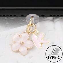 Dop de praf pentru port de încărcare telefon 2 în 1 cu sakura roz + 26 de litere, accesoriu rafinat cu pandantiv din aliaj, proaspăt, dulce și drăguț, decor pentru port de încărcare pentru smartphone, tabletă, căști Kindle, dop transparent anti-praf din silicon, potrivit ca un mic cadou, port de încărcare telefon impermeabil și anti-umezeală, compatibil cu iPhone Lightning/Type-C, protejează ferm portul de încărcare, design drăguț