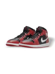 Nike Air Jordan 1 Mid 男士经典运动鞋，中帮支撑，厚底缓震，防滑皮革鞋面，撞色设计，适合室内运动、健身房、步行和街头风格，黑色、健身红、白色。 - 黑/白-健身紅 - 查看 2
